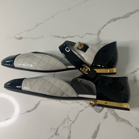 Chanel Interlocking CC Logo Leather Flats - Picture 6 of 9